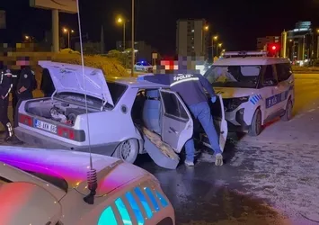 Dur ihtarına uymayan şahıs polis otosuna çarptı! 2 polis memuru yaralandı