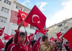 Yüreği büyük miniklerden anlamlı mesaj! İlk ders: Bayrak sevgisi