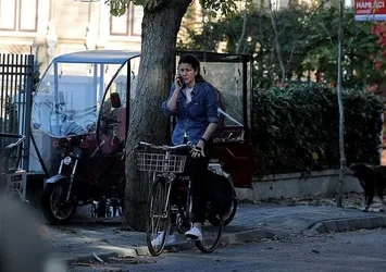 Ölen İngiliz eski istihbarat subayının evinin önündeki gizemli kadın dikkat çekti
