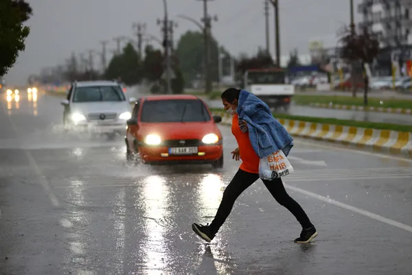 hava-durumu-meteorolojiden-kuvvetli-yagis-uyarisi-yola-cikacaklar-dikkat-bugun-hava-nasil-olacak-2-haziran-2021-1622604985873.jpg Son dakika: HAVA DURUMU! Meteorolojiden peş peşe sağanak ve fırtına uyarısı! İstanbul Ankara İzmir'de hava nasıl olacak? - 12