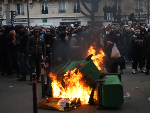 1680181186271.jpg Emeklilik reformu Fransa'yı savaş alanına çevirdi! Macron'a tepkiler sürüyor - 3