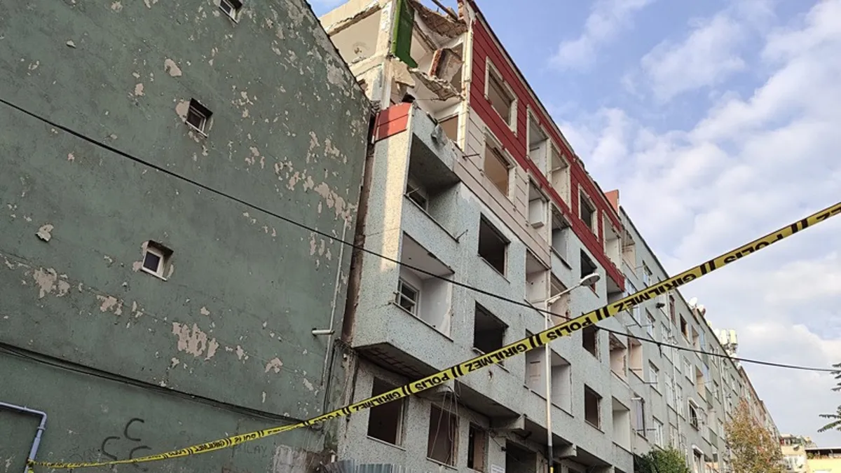 Bayrampaşa'da boş binanın balkonu çöktü! 2 araç pert oldu