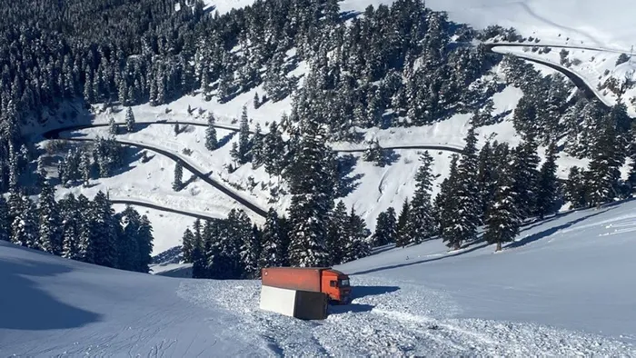 Son dakika: Artvin’de korku dolu anlar! Kar ve tipi nedeniyle iki tır yoldan çıkarak uçurum sürüklendi - 2