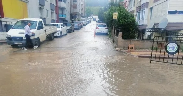 bileciklilerin-yaz-yagmuruyla-imtihani-vatandas-chpli-belediyeye-isyan-etti-1685444970279.jpg Bileciklilerin yaz yağmuruyla imtihanı! Vatandaş CHP'li belediyeye isyan etti - 2