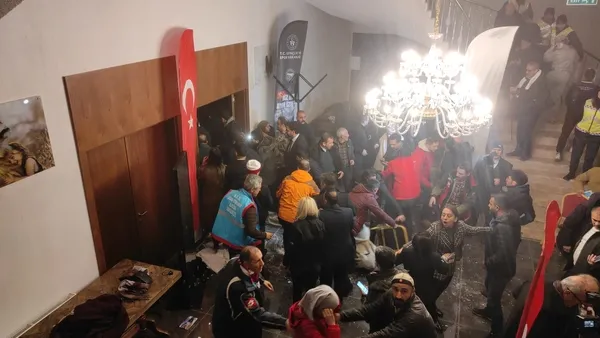 son-dakika-kars-sarikamista-etkinlik-salonunun-tavani-coktu-yaralilar-var-1673108148906.jpg Son dakika: Kars Sarıkamış'ta etkinlik salonunun tavanı çöktü! Yaralılar var... - 2