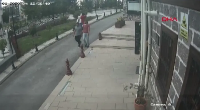 Ankara’da 13 kişinin kovaladığı kapkaççıları bekçiler yakaladı - 5