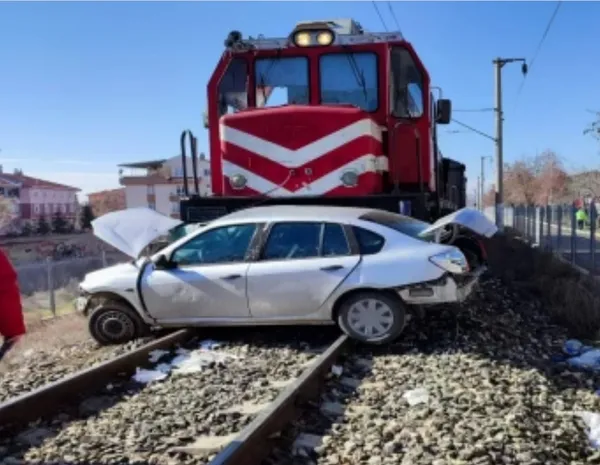 son-dakika-ankarada-yuk-treni-otomobile-carpti-olu-ve-yaralilar-var-1644226923089.jpg