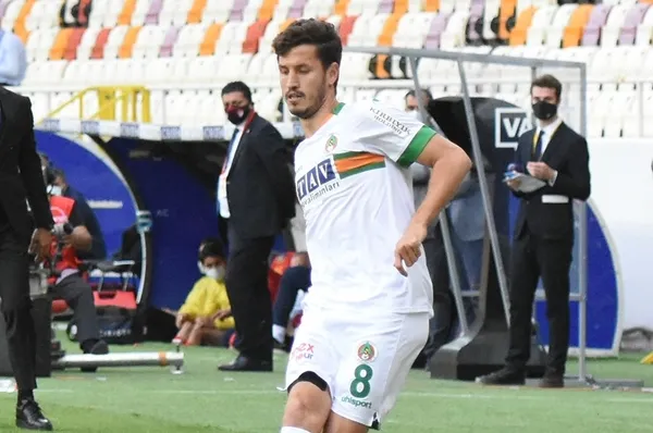 Beşiktaş yeni sezonun ilk transferini yaptı! Salih Uçan ile prensip anlaşmasına varıldı