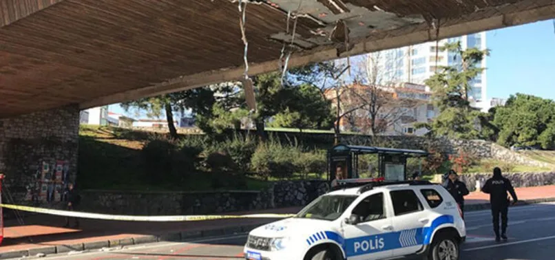 Beşiktaş'ta iş makinası üst geçide çarptı