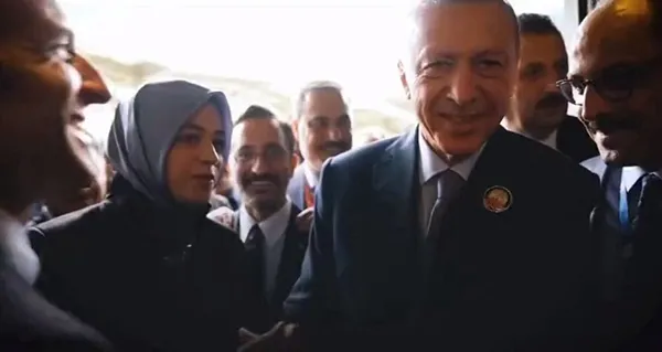 baskan-erdogan-ile-emmanuel-macron-arasinda-gulumseten-diyalog-hani-gelecektin-1694719618246.jpg Başkan Erdoğan ile Emmanuel Macron arasında gülümseten diyalog: Hani gelecektin? - 3