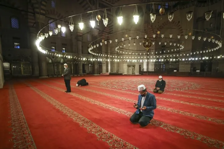 Türkiye'de bayram sabahı! Camiler bayram namazında boş kaldı...
