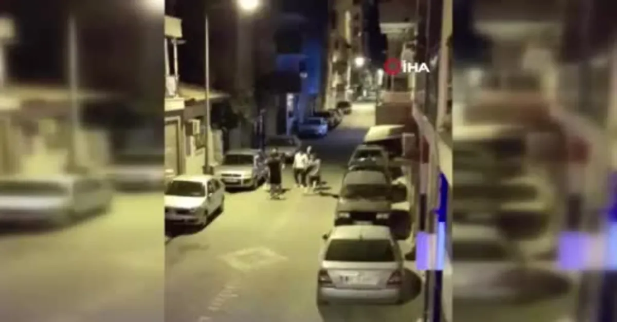 Gençler tekme yumruk birbirine girdi