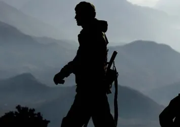 Tunceli'de 1 terörist vuruldu, 4'ü teslim oldu