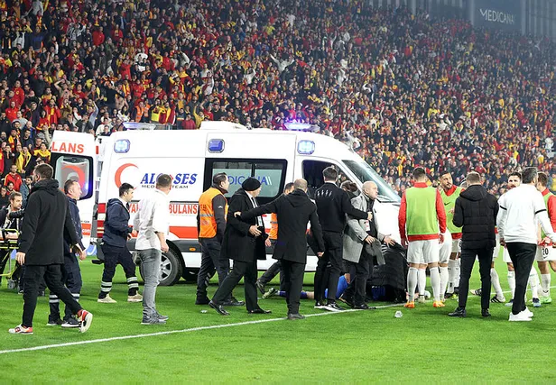 SON DAKİKA! Göztepe Altay maçında olaylar! Göztepe Altay maçı ertelendi mi? Altay kaleci Ozan Evrim Özenç sağlık durumu nasıl?