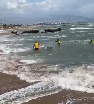 antalyada-sahilde-soke-eden-olay-denizden-cikti-1663940030068.jpg Antalya’da sahilde şoke eden olay! Denizden çıktı - 1