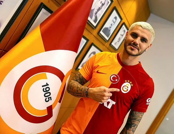 Galatasaray’da yıldızlar geçidi! İmza töreninde taraftarlar stadyumu doldurdu
