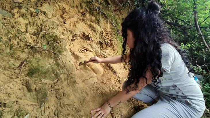 Bu yazıyı gören şaştı kaldı! Meyve bıçağıyla ağaç köklerine…