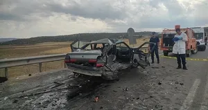 Aynı yönde giden iki araç birbirine girdi: 1 ölü 3 yaralı