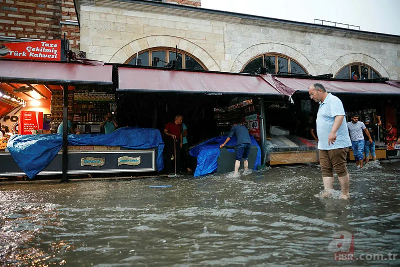 İstanbul'u sağanak vurdu! Yollar göle döndü, araçlar sulara gömüldü | Eminönü'nde dükkanları su bastı | Beykoz'da istinat duvarı çöktü 9
