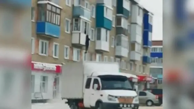 Rusya'da evli kadınla basılan adam böyle firar etti! O anlar kamerada - 3