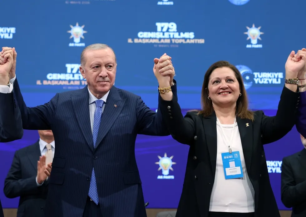 ak-partiye-gecen-burcu-koksaldan-ilk-aciklama-1778596242063.jpeg AK Parti'ye geçen Burcu Köksal'dan ilk açıklama: Ailenin kutsallığına inananlarla aynı yolda yürüyeceğim - 2