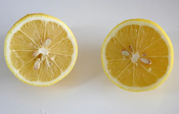 1710230500602.jpg Limonun şaşırtıcı faydası! İkiye kesip ensenize sürerseniz... - 4