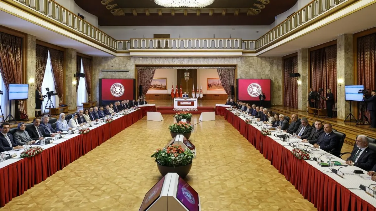 Komisyonun İmralı ziyareti sonrası TBMM'deki toplantısı ertelendi! Hüseyin Yayman AK Parti üyelerini bilgilendirdi