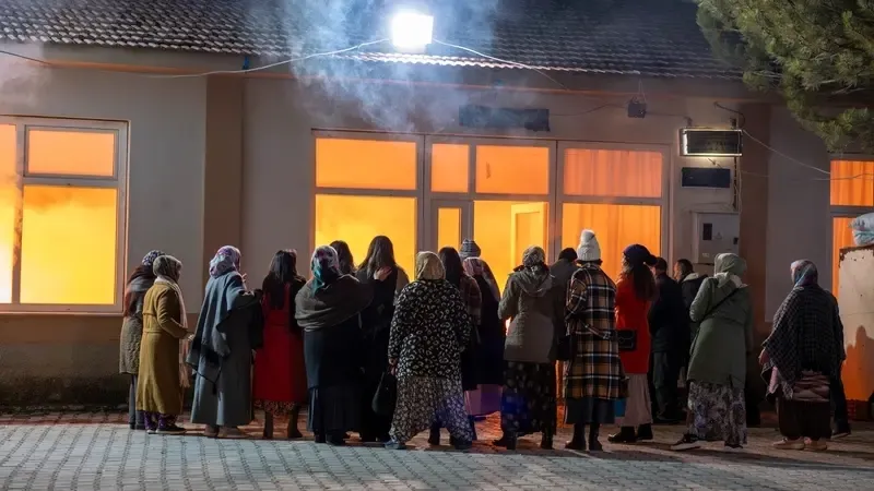 gonul-dagi-yeni-bolum-tarihi-degisti-18-nisan-2026-trt-1-yayin-akisi-1776529872783.jpeg Düğüne sızmaya çalışan magazinciler kasabada komik olaylara yol açtı.