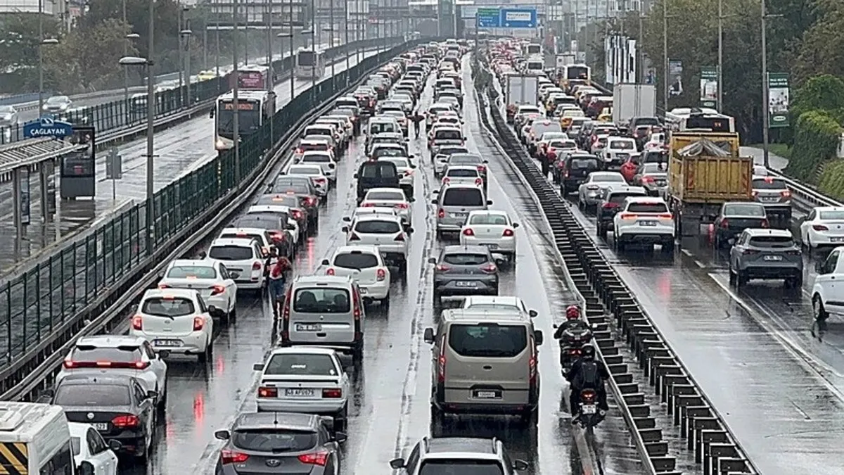 İstanbul'da yağış sonrası trafik kilitlendi! Yola çıkacaklar dikkat: Yüzde 80'i gördü