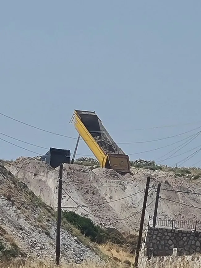 CHP'li Karaburun Belediyesi’nden ikinci doğa katliamı! Belediye kamyonları tonlarca toprağı doğaya bırakıyor - 4