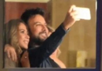 Tarkan'dan eşiyle mutluluk selfiesi!