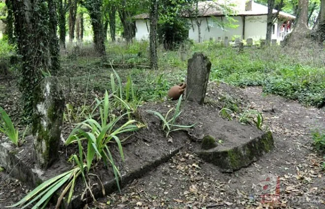 Çanakkale’de mezarları ayrı yapılan anne ve bebeğin kabirleri birleşti! Bu mezarların gizemi çözülemiyor