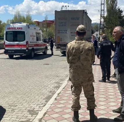 karsta-iki-kardesin-feci-olumu-sokak-ortasinda-kursuna-dizdi-1652796239820.jpg Kars’ta iki kardeşin feci ölümü! Sokak ortasında kurşuna dizdi - 2
