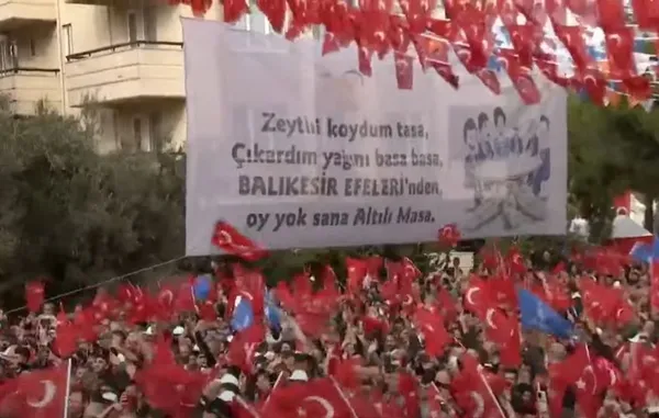 Balıkesir’de toplu açılış töreni! Başkan Erdoğan’dan önemli açıklamalar | Dikkat çeken pankart: 6’lı masaya oy göndermesi