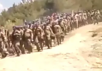 Yangını söndüren komandolardan marş