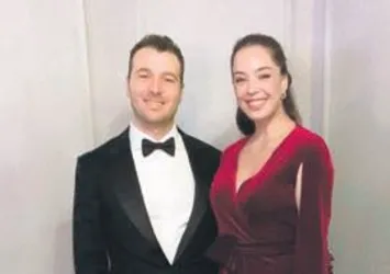 Azra Akın şıklığıyla göz kamaştırdı