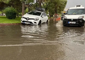 Konya'da sağanak yağış! Sokaklar suyla doldu