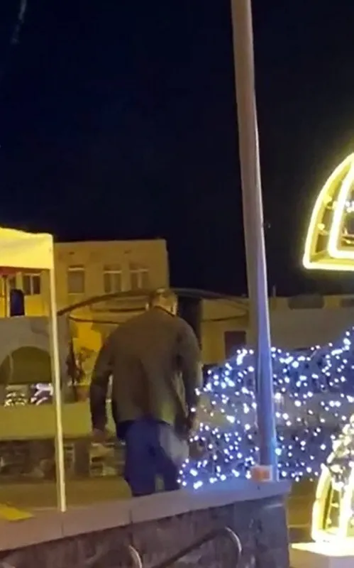 1641452391057.jpg Sokak ortasında skandal görüntü! Genç kızları izleyerek... - 2