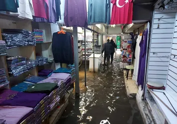 İzmir'i sağanak vurdu! Tarihi iş hanı sular altında kaldı: Her yağmurda biz bu sorunu yaşıyoruz