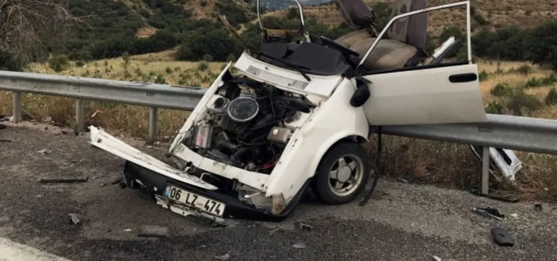 Ankara'da feci kaza: Otomobil ikiye ayrıldı