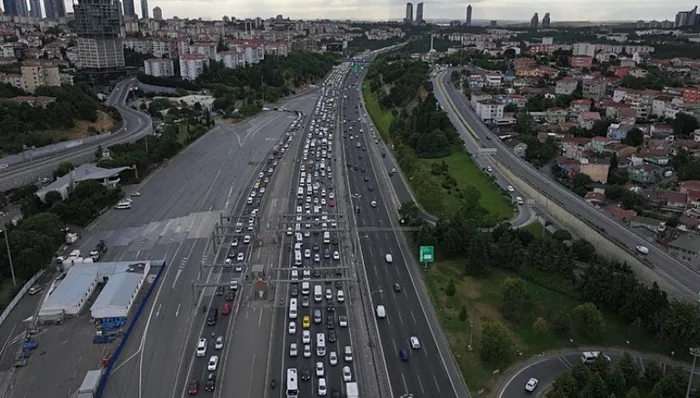 Megakentte bayram göçü başladı! Adeta akın akın gidiyorlar: Bayram tatili öncesi trafik felç