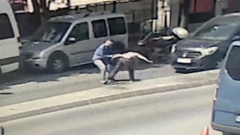 İstanbul'un göbeğinde korku dolu anlar! Genç kadın yakalanınca soyunmaya başladı ardından dehşet saçtı