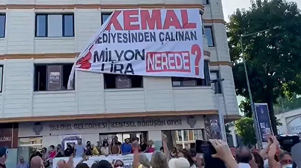 yalovada-kilicdaroglunun-yuzunu-dusuren-pankart-ayni-kelimeleri-kullanip-durdu-1660752375731.jpg Yalova'da Kılıçdaroğlu'nun yüzünü düşüren pankart - 3