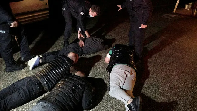 Bursa’da kısıtlamayı ihlal eden 4 kişi 25 kilometrelik kovalandı ve uyuşturucuyla yakalandı - 3