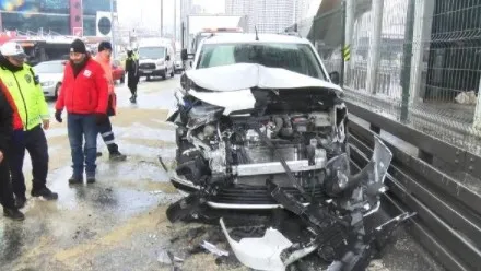 esenyurtta-metrobusler-carpisti-yaralilar-var-1646915935451.jpg İstanbullununu bitmeyen ulaşım çilesi: Esenyurt'ta metrobüsler çarpıştı! Sultangazi'de vatandaşlar İETT'yi iterek kurtardı - 4