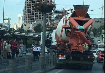 Metrobüs yoluna beton mikseri girdi!
