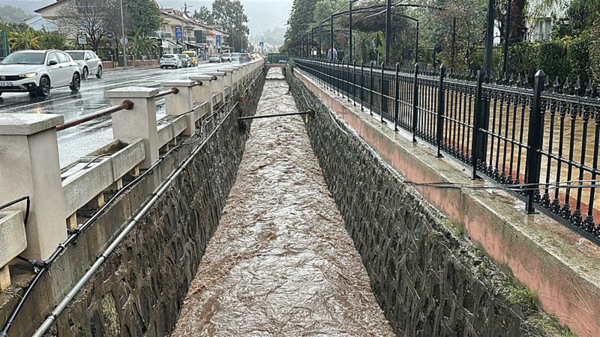 Marmaris'te sağanak etkili oldu