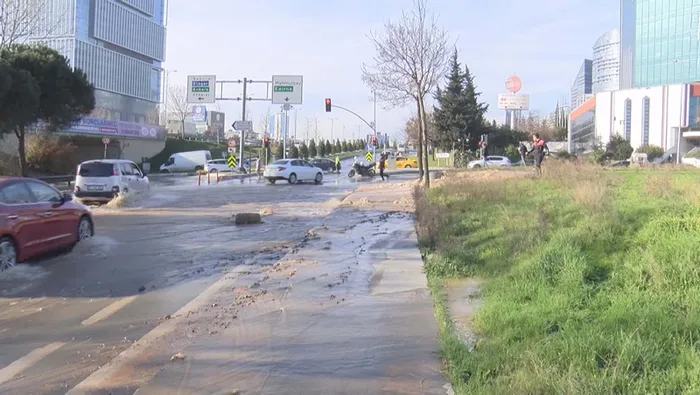 Son dakika: Bağcılar'da İSKİ borusu patladı! Sele kapılan motosikletli böyle düştü - 1
