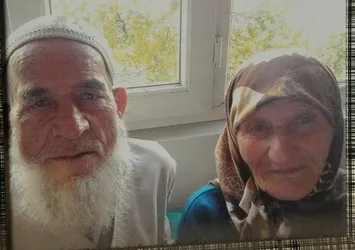 Yaşlı çifti ölüm seccadede yakaladı
