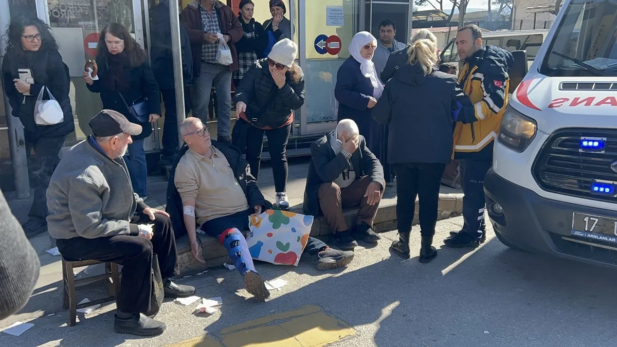 Çanakkale'de özel halk otobüsü yayaya çarptı: 8 yaralı